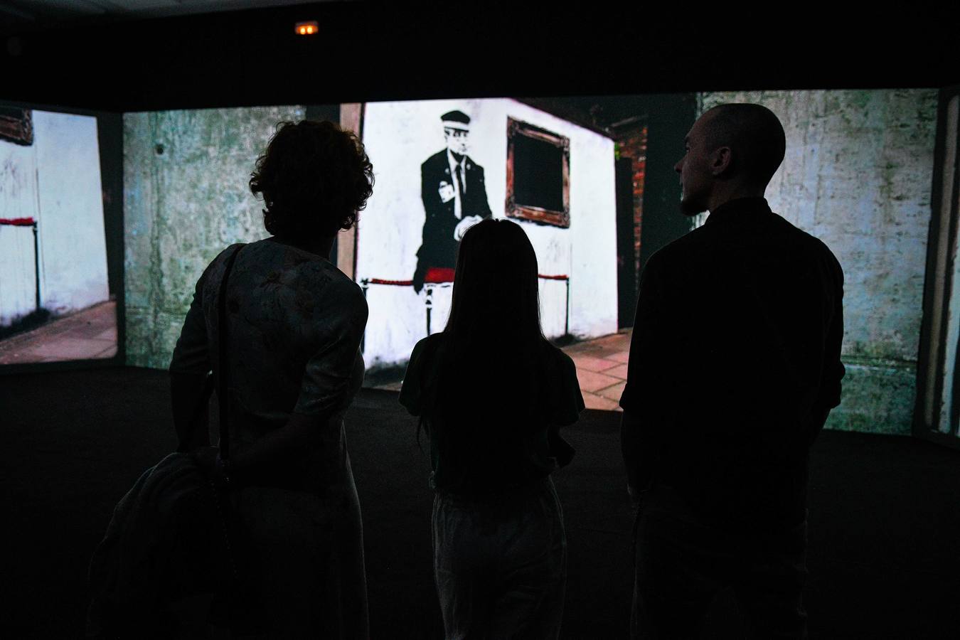 La Térmica vivió en la noche del jueves la inauguración de la exposición 'Banksy, The art of protest'', una muestra que constituye un hito en la historia de este espacio. Satisfacción y buen rollo entre obras de esta celebridad del grafiti que ha firmado obras a lo largo y ancho del mundo.