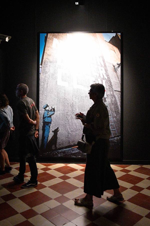 La Térmica vivió en la noche del jueves la inauguración de la exposición 'Banksy, The art of protest'', una muestra que constituye un hito en la historia de este espacio. Satisfacción y buen rollo entre obras de esta celebridad del grafiti que ha firmado obras a lo largo y ancho del mundo.
