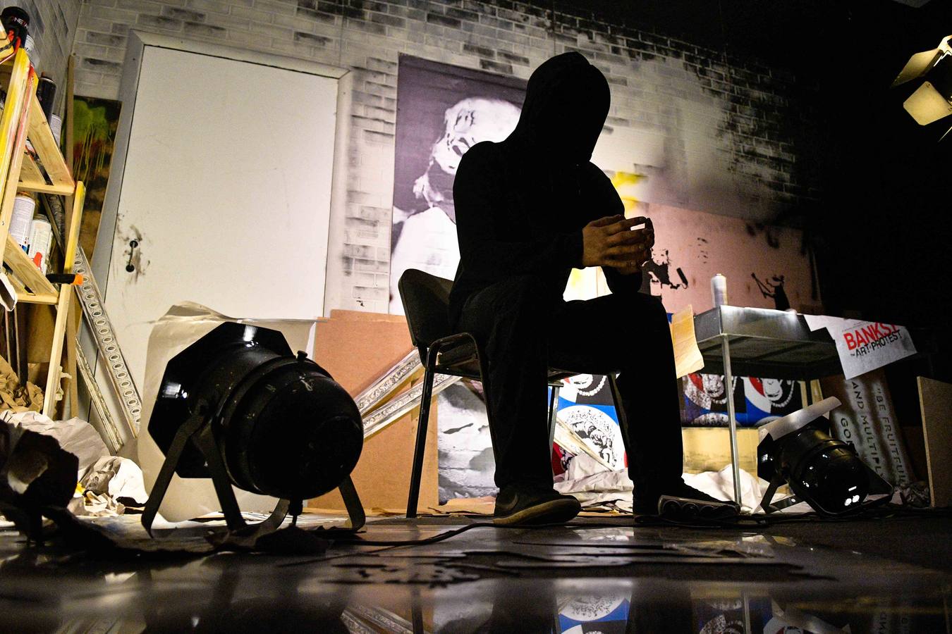 La Térmica vivió en la noche del jueves la inauguración de la exposición 'Banksy, The art of protest'', una muestra que constituye un hito en la historia de este espacio. Satisfacción y buen rollo entre obras de esta celebridad del grafiti que ha firmado obras a lo largo y ancho del mundo.