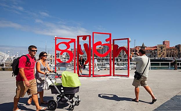 Escultura de las letronas en el puerto deportivo de Gijón.