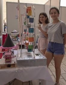 Imagen secundaria 2 - Martina, con su dispensador de huesitos y Jennifer y Ángela, voluntarias.El Miguel Hernández de Almogía ha presentado el videojuego que han realizado los alumnos. A la derecha, Lucía, y el parque de atracciones del IES Huelin. 
