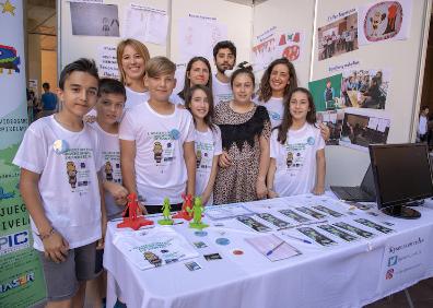 Imagen secundaria 1 - Martina, con su dispensador de huesitos y Jennifer y Ángela, voluntarias.El Miguel Hernández de Almogía ha presentado el videojuego que han realizado los alumnos. A la derecha, Lucía, y el parque de atracciones del IES Huelin. 