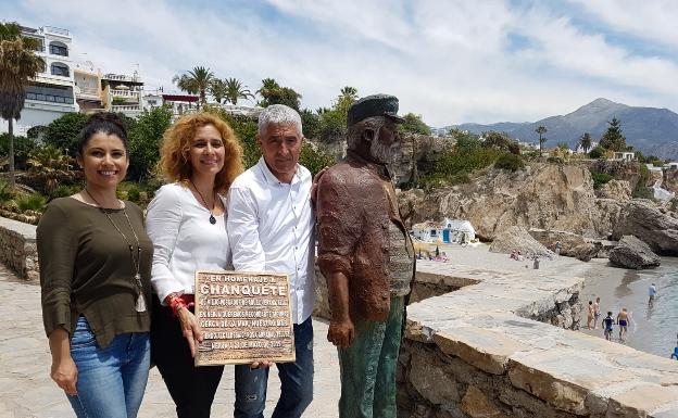 Patricia Gutiérrez, Rosa Arrabal y Francisco Martín, este viernes junto a la nueva escultura. 