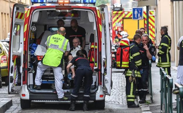 Los servicios de emergencias atienden a uno de los heridos. 