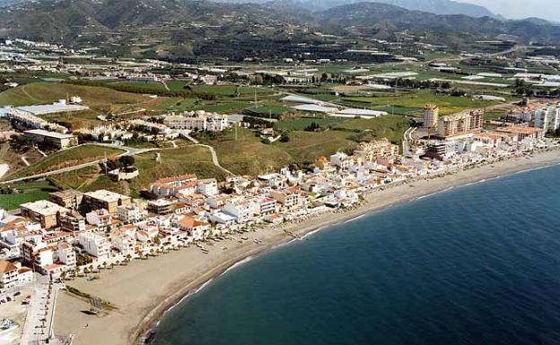 Vista panorámica de la playa de Caleta de Vélez. 