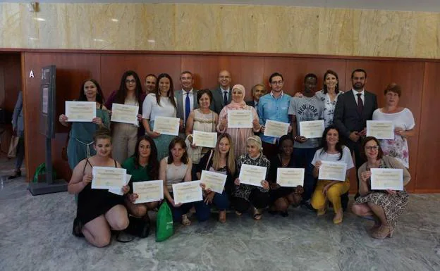 Educación reconoce el esfuerzo y la superación de seis estudiantes de ESO para adultos de Málaga