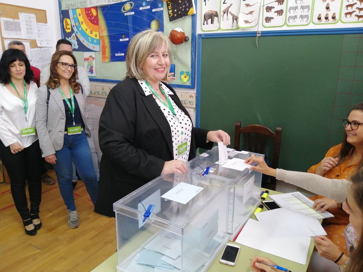 Isabel Barriga, candidata de Contigo Ronda, votando esta mañana. 