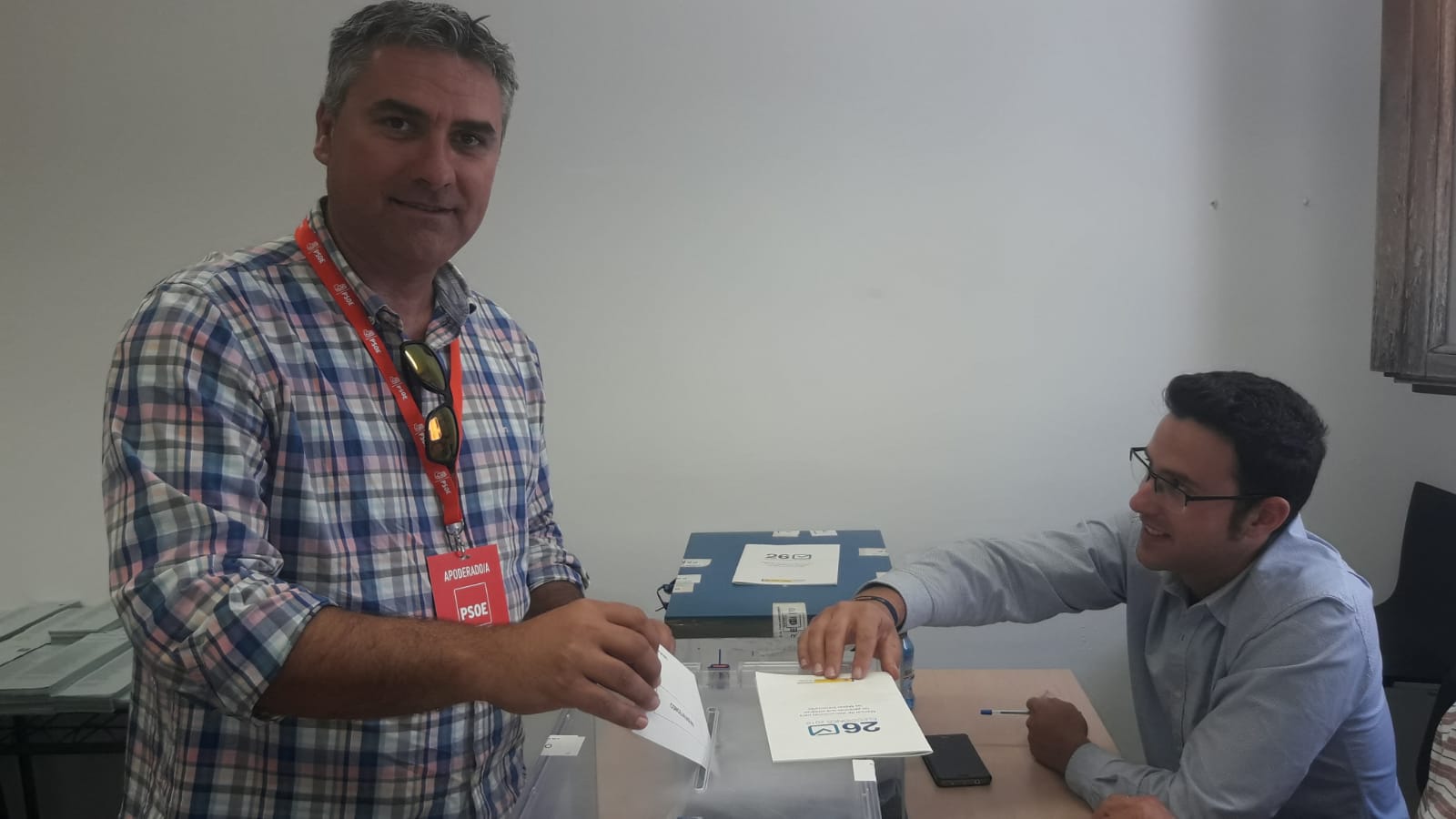Antonio Yuste, candidato del PSOE, vota en Almáchar