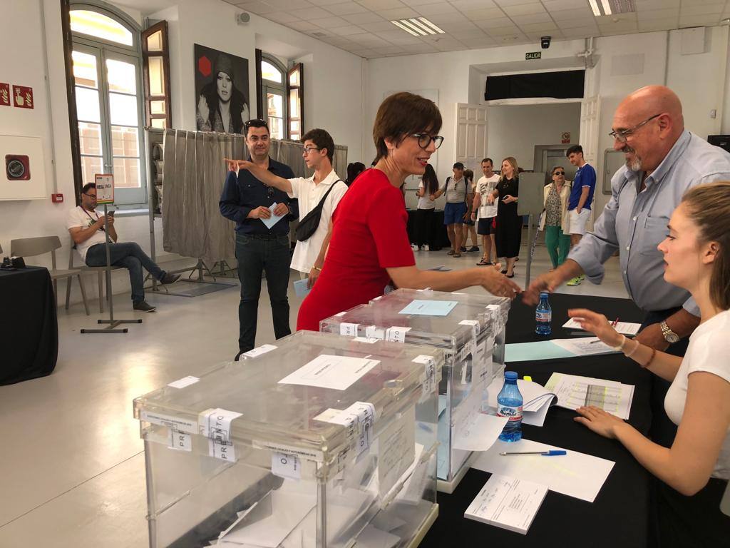 La subdelegada del Gobierno en funciones, María Gámez, ejerce su derecho a voto. En La Térmica.