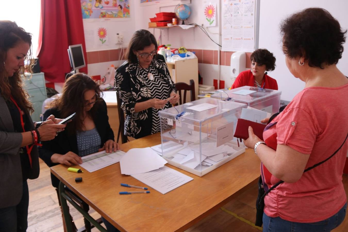 Desde las nueve de la mañana del domingo 26 de mayo los malagueños acuden a las urnas para elegir a sus alcaldes y representantes en el parlamento europeo. Estas son las imágenes de una nueva jornada electoral.Imagen tomada en Ronda 