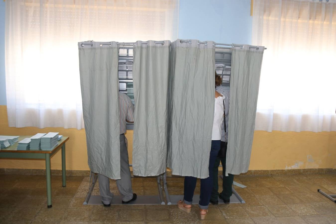 Desde las nueve de la mañana del domingo 26 de mayo los malagueños acuden a las urnas para elegir a sus alcaldes y representantes en el parlamento europeo. Estas son las imágenes de una nueva jornada electoral. Imagen tomada en Ronda