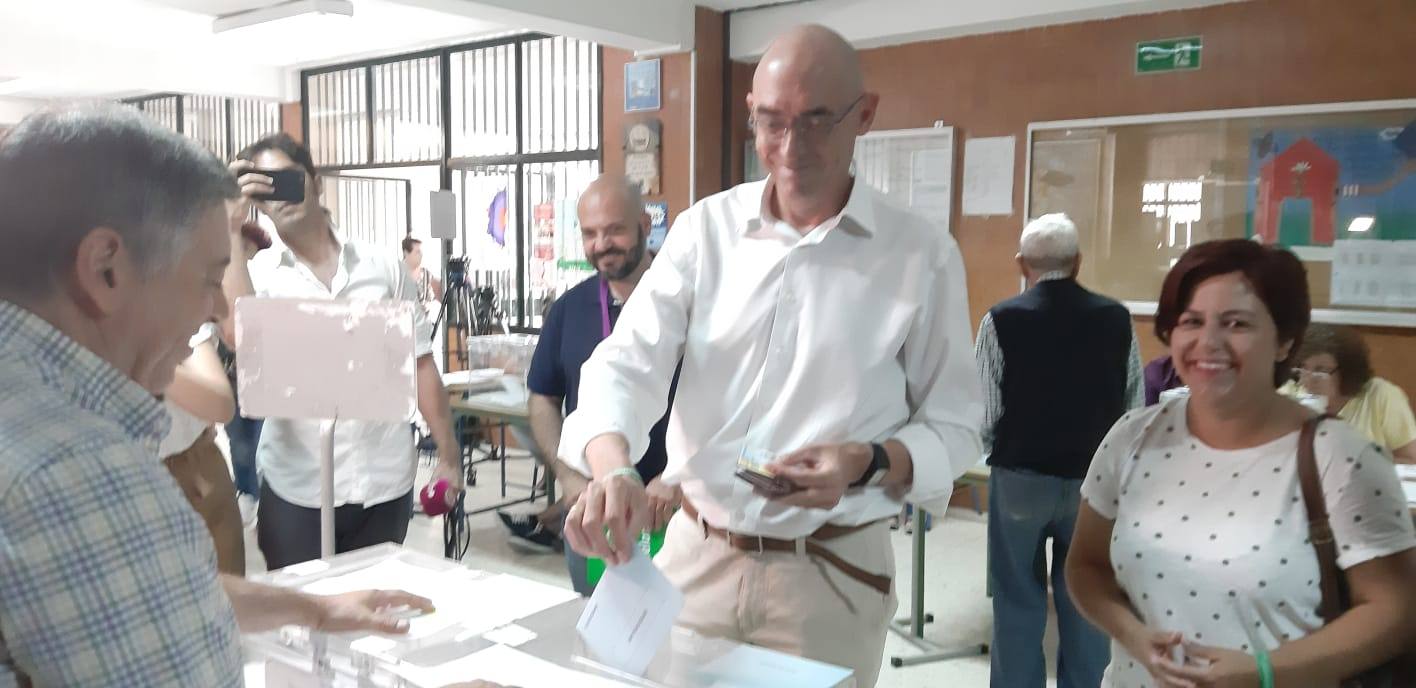 Eduardo Zorrila, candidato de Adelante Málaga, votando. 