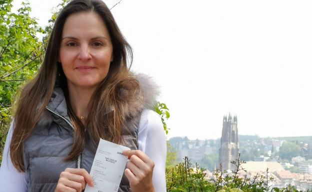 Mariana Clar, con el resguardo de haber votado, en Friburgo