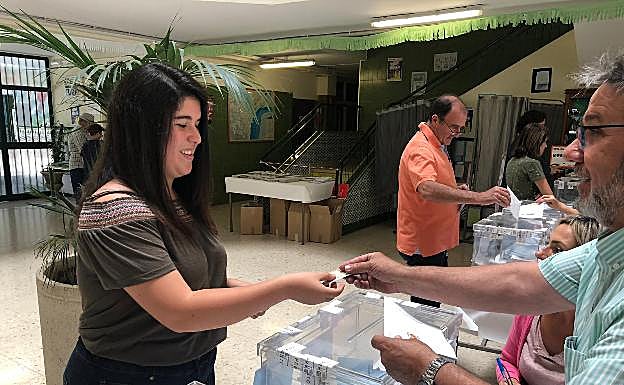 María Cortés deposita el voto en la urna