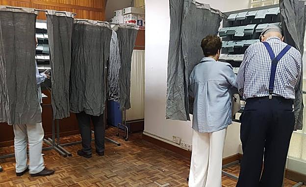 El PSOE de Málaga denuncia injerencias con papeletas del PP en algunos colegios