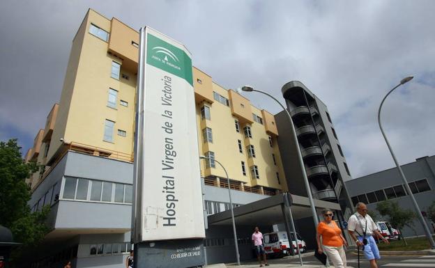 Herido un hombre al caerle encima una teja en la calle en Torremolinos