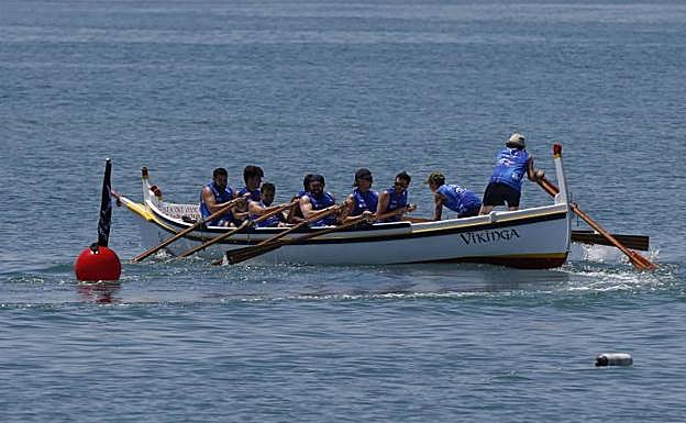 Imagen de unas de las regatas celebradas ayer, con Málaga al fondo. 