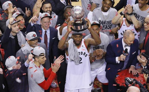 Kawhi Leonard alza el trofeo que acredita a los Toronto Raptors campeones de la Conferencia Este.