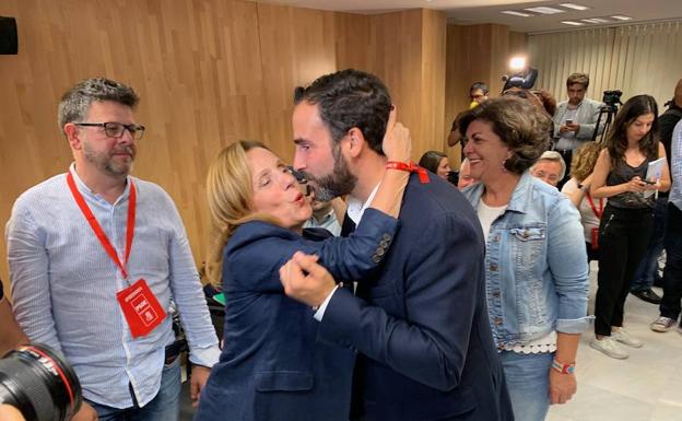 Pérez y Medina se saludan tras conocer los resultados electorales. 