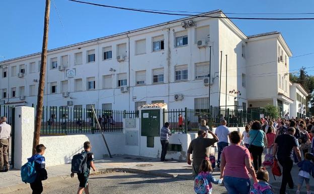 Padres y escolares, a la entrada al colegio esta mañana. 