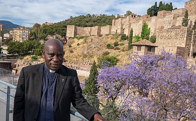 El sacerdote Willy Milayi, en la terraza de la Cofradía de Estudiantes, donde ofreció una charla. 