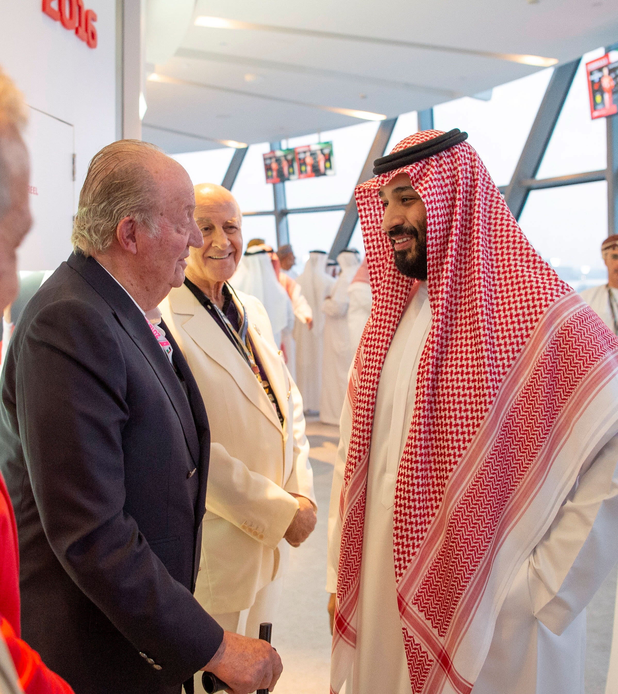 En las carreras. El Rey emérito saluda al príncipe saudí Mohammed Bin Salman en el último gran premio de Fórmula I de Abu Dabi.