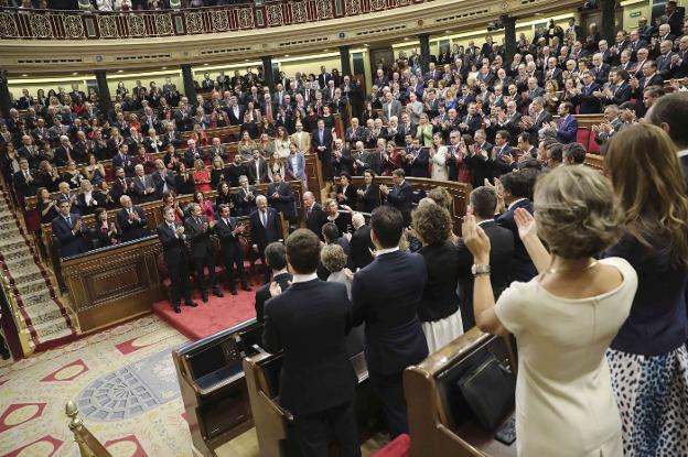 Las Cortes ovacionan a don Juan Carlos y doña Sofía en el 40.º aniversario de la Constitución, en diciembre pasado. :: zipi / efe