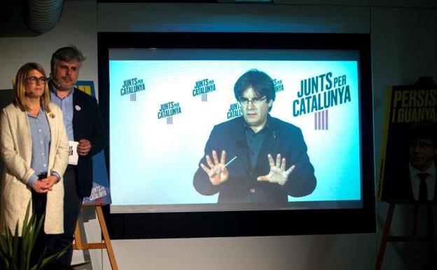 Elsa Artadi y Albert Batet siguen la intervención a través de videoconferencia del expresidente catalán, Carles Puigdemont.