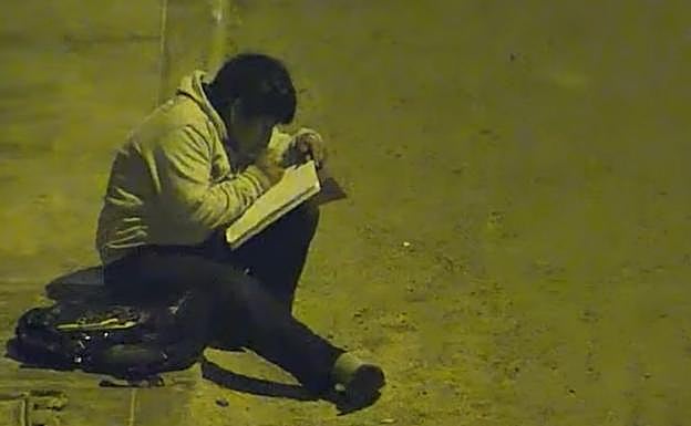El niño Víctor Martín Angulo, estudiando bajo una farola en Moche (Perú). 
