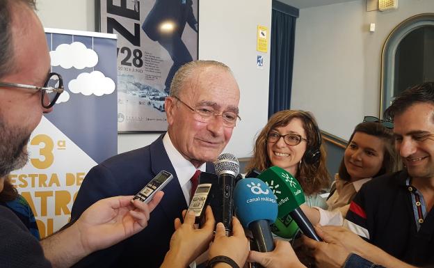 De la Torre, esta mañana, atendiendo a la prensa en el hall del Teatro Cervantes.