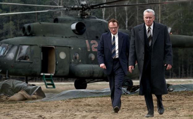 Jared Harris y Stellan Skarsgård, en un fotograma de la serie.