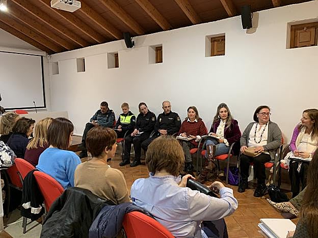 Mesa contra la violencia de género del Ayuntamiento, cuyos integrantes participan en el vídeo. :: SUR
