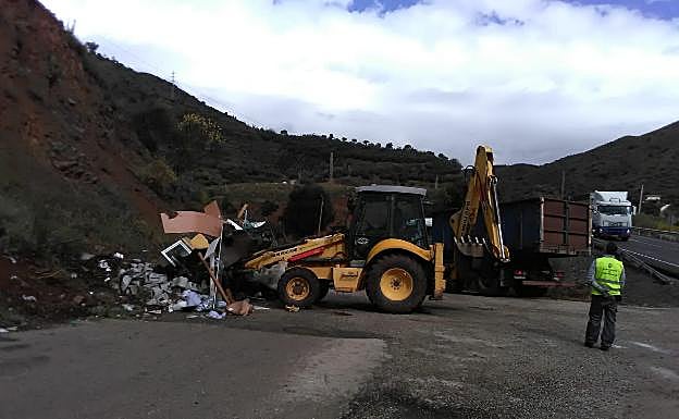 Demolición de uno de los vertederos de Casarabonela. 