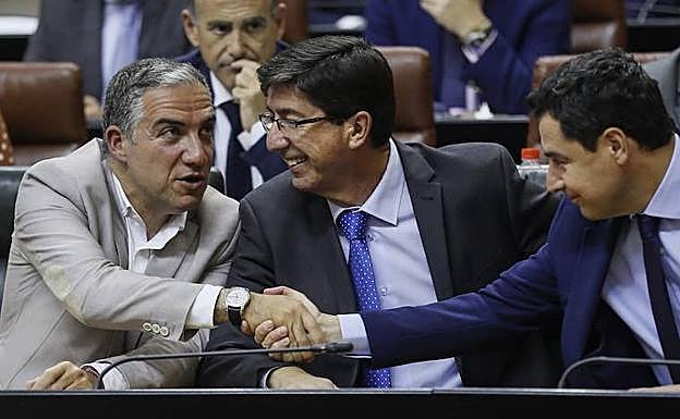 El presidente Juanma Moreno felicita a Elías Bendodo por las negociaciones sobre la RTVA en presencia de Juan Marín.