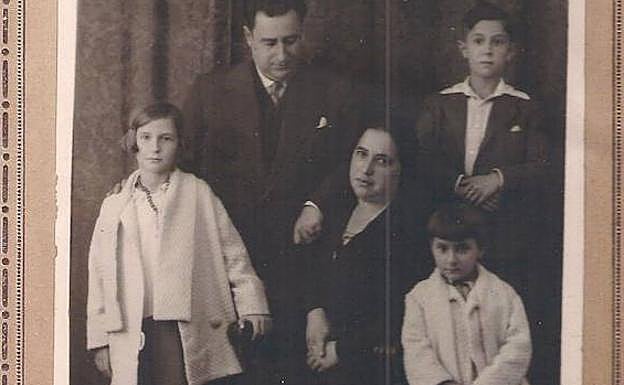 Imagen principal - Antonio Soto, con su mujer e hijos. Al lado, un anuncio de 1891 y papel de envolver de Camisería Inglesa. 