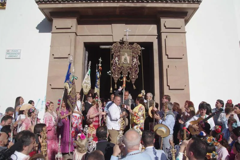 El simpecado ha sido entronizado en la carreta de plata a las puertas del templo de Gamarra , donde este año se ha llevado a cabo la misa de romeros 