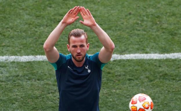 Harry Kane saluda durante el entrenamiento del Tottenham el viernes en el Metropolitano. 