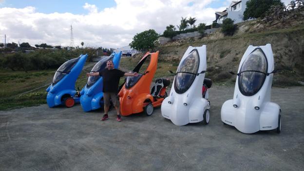 Joachim Aldfinger, de 54 años, junto a los cinco prototipos que ha fabricado del nuevo vehículo. 