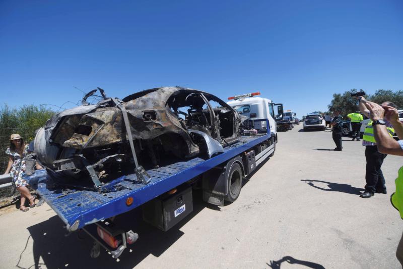 En estas imágenes se muestra el estado en el quedó el vehículo en el que viajaba el futbolista sevillano tras el accidente en el que murió, junto a un familiar