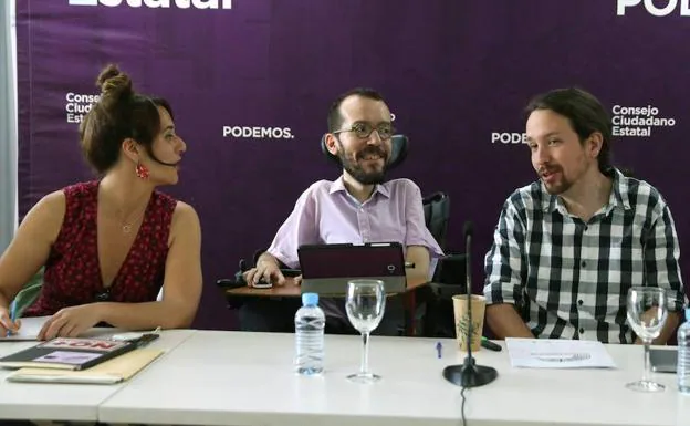 El secretario general de Podemos, Pablo Iglesias (d), junto al secretario de organización del partido, Pablo Echenique (c), y la Secretaria de Participación Ciudadana Estatal ,Noelia Vera-
