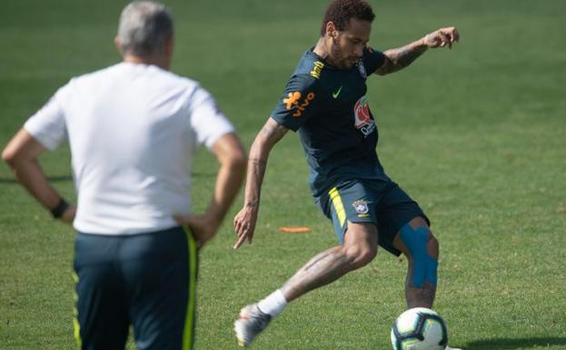 Tite supervisa las evoluciones de Neymar en la concentración de Brasil para la Copa América. 