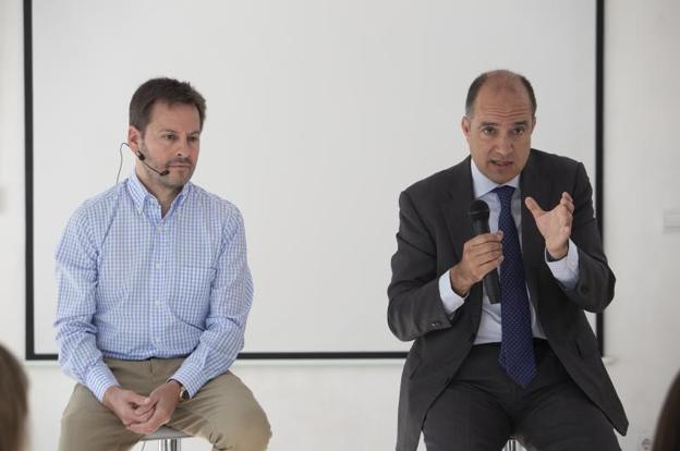 El director general de infoempleo, Jorge Guelbenzu (izq.), y el secretario general del Grupo Adecco, Santiago Soler, durante la presentación. :: o. chamorro