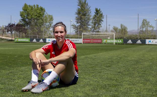 Mariona Caldentey, con el balón del Mundial. 