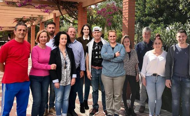 Salvador Arcas (en el centro con gorra) con los compañeros de la lista del PSOE 