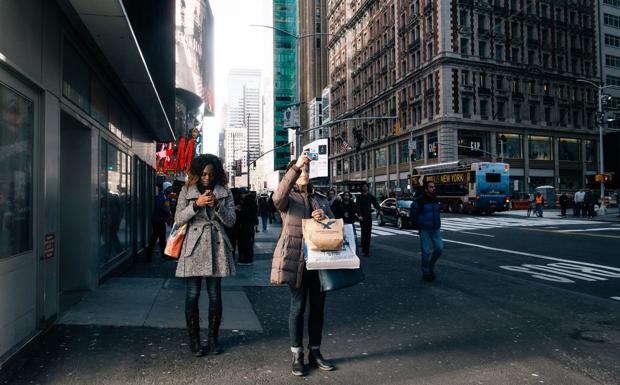 En Nueva York, como en cualquier otra ciudad del mundo, los viandantes abstraídos por el móvil son una plaga.