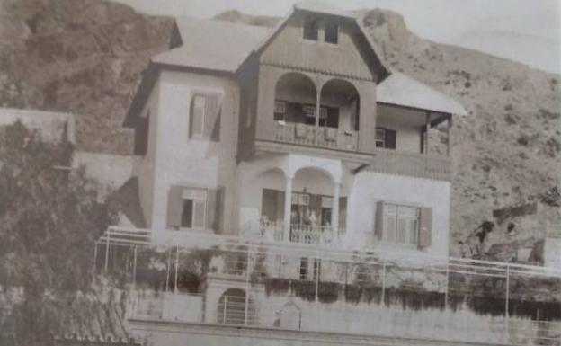 Imagen principal - Arriba, Villa Alemania, la casa de Monte Sancha que todavía hoy se conserva y donde vivía la familia Brausewetter. Abajo, Renate en un fotograma junto a Greta Garbo (izquierda) y la actriz, de niña, sostenida por sus hermanos Hans y Julia, 