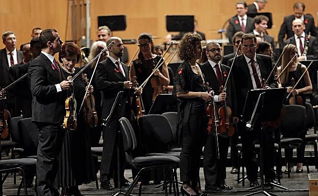Los músicos lucieron lazos rojos en señal de protesta hace tres semanas en el Cervantes. 