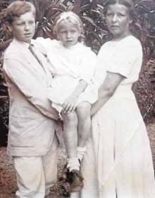 Imagen secundaria 2 - Arriba, Villa Alemania, la casa de Monte Sancha que todavía hoy se conserva y donde vivía la familia Brausewetter. Abajo, Renate en un fotograma junto a Greta Garbo (izquierda) y la actriz, de niña, sostenida por sus hermanos Hans y Julia, 