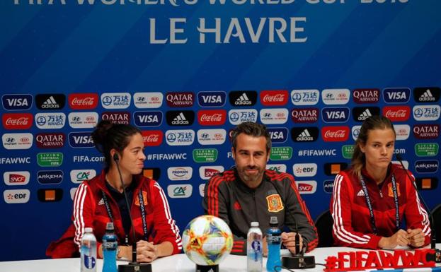 Jorge Vilda, junto a Marta Torrejón e Irene Paredes. 