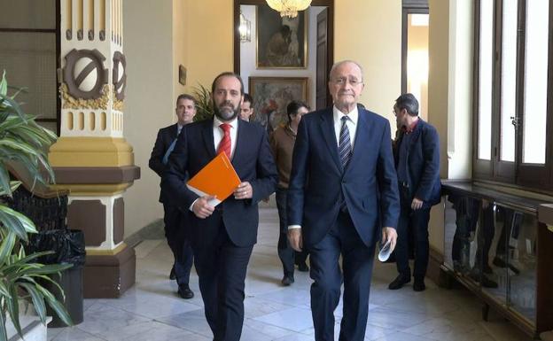 Cassá y De la Torre, en una imagen reciente en los pasillos del Ayuntamiento.(archivo)